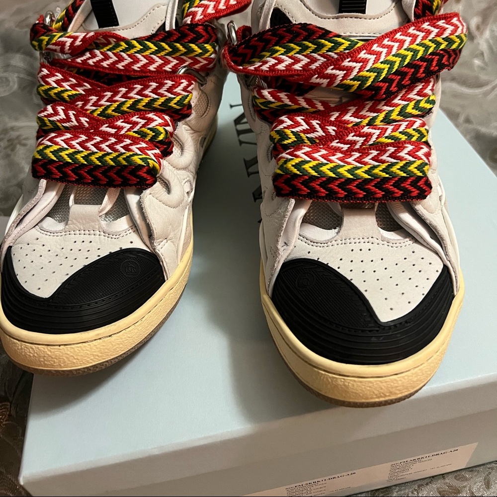 Lavin sneaker size womens USA 9. Very comfortable has been worn twice